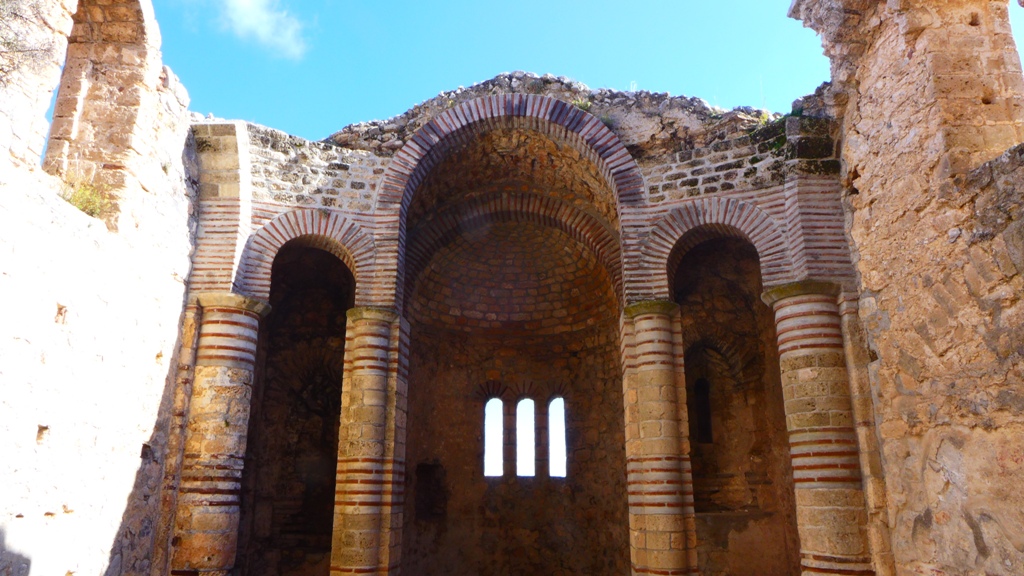 Замок святого Иллариона на Кипре фото